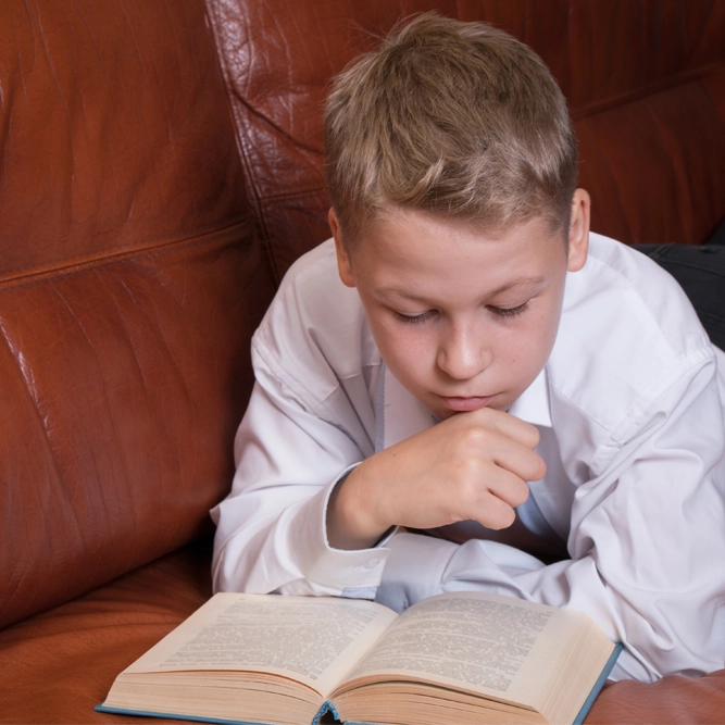 Fomentar la lectura en niños ayuda a su desarrollo en el presente y el futuro